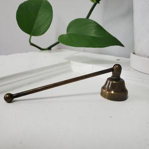 Éteignoir de bougie en métal artistique moderne Outil d'extinction de bougie artisanal parfait pour la décoration intérieure élégante - Product Image 2
