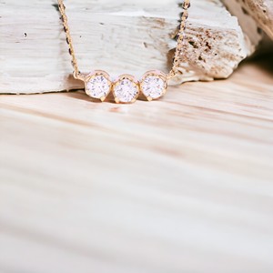Collar de Trilogía de Oro Rosa de 14K con Cadena de Eslabones de 18 Pulgadas y Moissanita Redonda de Corte Brillante de 1.50 Quilates, Elegante Diseño de Joyería para Mujer - Product Image 4