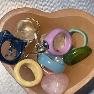 Luxueux personnalisé meilleure qualité fabriqué à la main haute poli belle bague en résine de mode colorée pour les femmes de l'inde - Product Image 3