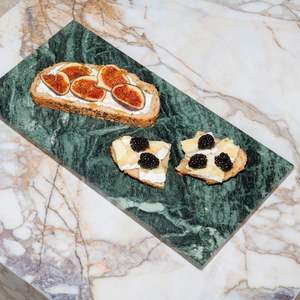 Planche à découper en marbre moderne conçue pour les cuisines contemporaines, la préparation des aliments et le service - Product Image 2