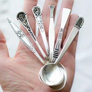 Cuillère à thé Finition argentée Poignée minimale Conception élégante Petite cuillère en acier inoxydable durable Parfait pour l'heure du thé et l'utilisation en cuisine - Product Image 5