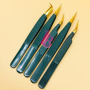 Pince à cils pour extensions de cils foncés, en acier inoxydable, à pointe dorée, avec poignée à prise diamantée - Product Image 3