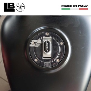 Adesivi Protettivi 3D Personalizzati per Tappo Serbatoio Moto, Compatibili con QJ Motor SRV 300 - Product Image 3