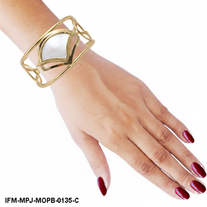 Bracelet manchette en laiton incrusté de nacre, fait main, doré, style bohème unique pour femme - Product Image 6