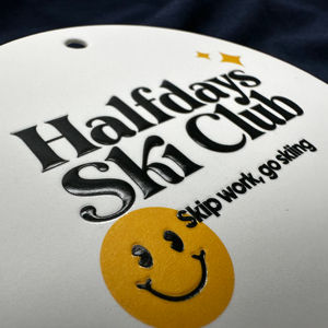 2023 Offre Spéciale personnalisé découpé étiquette volante tampon à chaud en relief Logo 3D lettre haute qualité suspendu carte d'affichage pour vêtement vêtements - Product Image 3