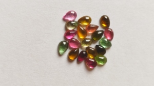 Lot en gros de pierres précieuses naturelles multi-tourmalines de qualité AAA, taillées en cabochon, ovales, 4mm-6mm, à dos plat - Product Image 5