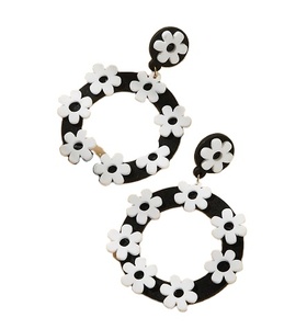 Boucles d'oreilles créoles tendance de qualité supérieure, design élégant avec motifs abstraits, disques en résine fantaisie, plaqué or, bijoux pour femmes, mariage, fête - Product Image 6