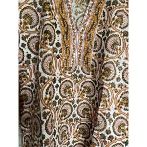 ชุดคลุมว่ายน้ำผ้าคอตตอนเนื้อดีทรงหลวม คอวี แขนสามส่วน แต่งขอบตัดกัน ลายวาดมือลายเถาวัลย์มัสตาร์ด - Product Image 2