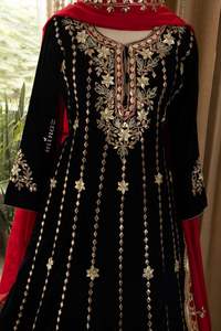 Traje Gota Patti Premium para Mujer para Fiesta con Encaje Dorado de Lujo, Bordado Audaz y Acabado Elegante - Product Image 3