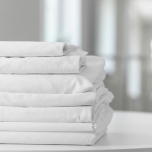 Sábana de percal peinada de 200 hilos, tela fresca, transpirable y duradera con tacto suave, ideal para uso hotelero e institucional. - Product Image 1