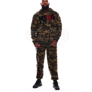 Chándal con diamantes de imitación para hombre con parte superior e inferior a juego con detalle de brillo Chándal de dos piezas con diamantes de imitación para hombre - Product Image 4