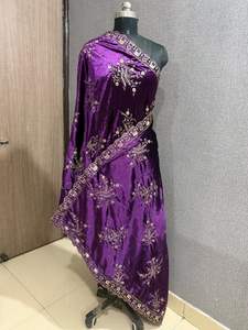 ผ้าคลุมไหล่กำมะหยี่ Makhmali แบบขายส่งจากโรงงาน พร้อมลายปักดอกไม้หนักแน่น ให้ความอบอุ่นในฤดูหนาว เหมาะสำหรับงานแต่งงานและเทศกาลในอินเดีย - Product Image 2