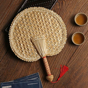 Éventail traditionnel vietnamien en paille de blé de style feuille : broderie rouge exquise, accessoire fait main parfait pour le Tet et les festivals. - Product Image 1