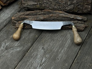 Moyen Drawknife. Lame de rasoir. Forgé à la main en acier au carbone trempé, manche en bois de frêne, avec étui en cuir - Product Image 3