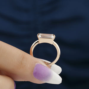 East West Emerald Cut Lab Grown Diamond Solitaire Setting Anillo de compromiso Lujoso anillo de bodas de oro sólido de 14K para mujer - Product Image 1