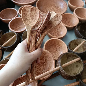 Cuillère en forme de coeur en bois de noix de coco faite à la main en usine 17cm de longueur pour ustensiles de cuisine en bois couverts ensembles d'ustensiles vaisselle - Product Image 1