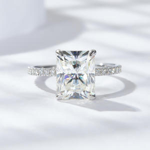 Anillo de Compromiso de Plata de Ley S925 con Moissanita de Corte Radiante Clásico de 2.50 Quilates, Anillo de Regalo con Piedras Decorativas en Pavé para Mujer - Product Image 6