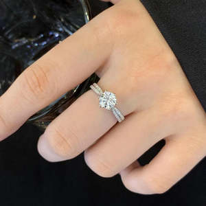 Anillo de Doble Banda con Diamantes de Laboratorio Certificados por IGI, 1.20 Quilates en Total, Corte Redondo - Product Image 1