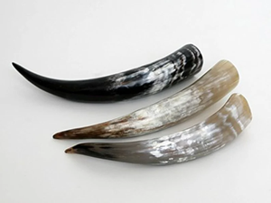 Gobelet à bière Viking Culture personnalisable en verre naturel et métal inspiré des cornes de boeuf avec support Design inspiré du vin - Product Image 5