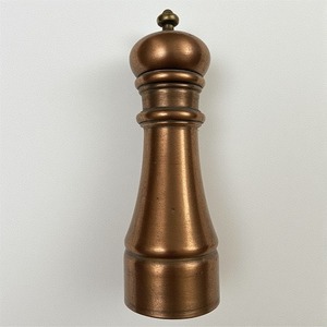 Ensemble de moulin à poivre à bouton rotatif durable et écologique en acier inoxydable fabriqué à la main conçu pour les intérieurs de salle à manger décoratifs - Product Image 1