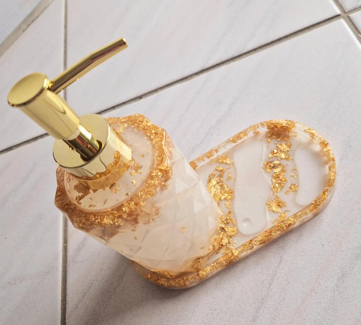 สีขาวและสีทอง