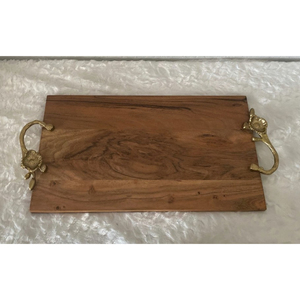 Plateau de service rectangulaire en bois de manguier artisanal de haute qualité avec poignées en laiton en forme de fleur, finition polie, décoration d'intérieur - Product Image 1