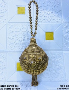 Clutch de Metal Hecho a Mano por Craftstages International, con Diseño de Corazón de Perlas, Forro de Satén, Cierre de Solapa y Correa de Anillo, Ideal para Bodas - Product Image 3