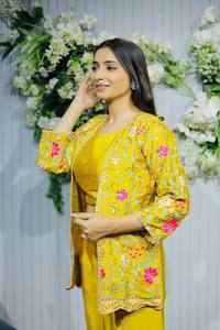 Ensemble Kurti moderne trois pièces en velours et broderies lourdes à séchage rapide pour femme Ramdev Trading, idéal pour les mariages et le Diwali - Product Image 3