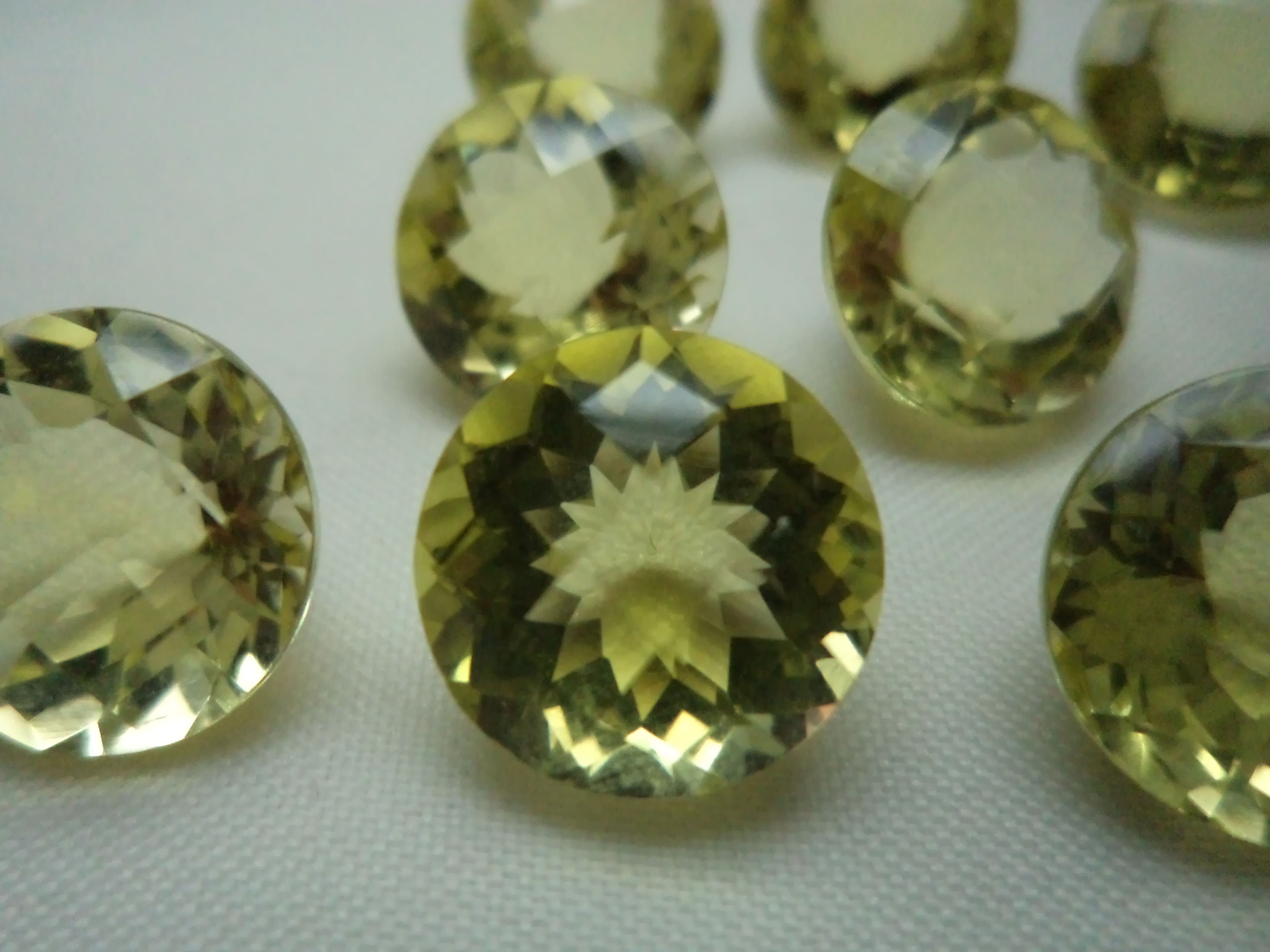 สีเหลือง