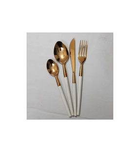 ชุดเครื่องใช้บนโต๊ะอาหารสแตนเลสสีทองมันวาวด้ามจับเคลือบสีขาวเครื่องใช้บนโต๊ะอาหารทองเหลืองราชวงศ์หรูหรา - Product Image 1