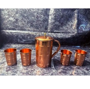 Pichet en cuivre au design luxueux avec ensemble de deux gobelets personnaliser accessoires de cuisine en verre en cuivre au design martelé - Product Image 4