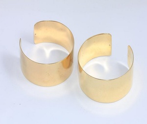Brazalete de latón chapado en oro de alta calidad, pulsera de Joyería Moderna de diseño liso Simple personalizada para mujeres y niñas - Product Image 3