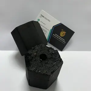 Le Vietnam produit du charbon de bois en forme de cube ou de briquette de noix de coco en forme de doigt pour les amateurs de narguilé.