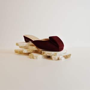 Sandales à talons bas en bordeaux écologiques de qualité supérieure, nouveau produit exclusif KMS, matériaux EVA de haute qualité, fabrication artisanale en Indonésie - Product Image 1