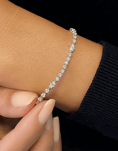 Pulsera de tenis de diamante cultivado en laboratorio de corte redondo de oro blanco de 14K de la mejor calidad en una pulsera de ajuste de cuatro puntas - Product Image 3