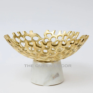 Cuenco de servir de metal dorado de diseño Coral con base de mármol blanco para dulces y frutas, decoración de mesa. - Product Image 1