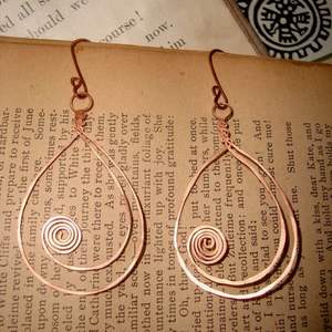 Boucles d'oreilles élégantes en cuivre antique pour femmes avec un design tribal artisanal et une finition lisse pour la mode quotidienne - Product Image 1