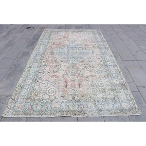 Alfombra Turca Vintage de 5.5x9.4 pies (169x287 cm), Alfombra Abstracta Azul y Rosa - Product Image 1