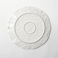 Vente en gros d'assiettes plates durables à texture de roche unique pour restaurant, fête, vaisselle déco, plateau de service en céramique rouge platon