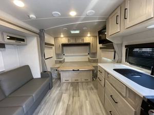 Autocaravana Usada 2023 F-o-r-e--s-t R-i-v-e-r Flagstaff Micro Lite 21FBRS, Camioneta para Acampar, Casa Rodante - Product Image 5