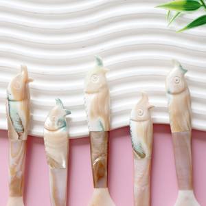 Cuillère à caviar en nacre naturelle avec logo gravé au laser de la meilleure qualité, design élégant pour une cuisine raffinée - Product Image 1