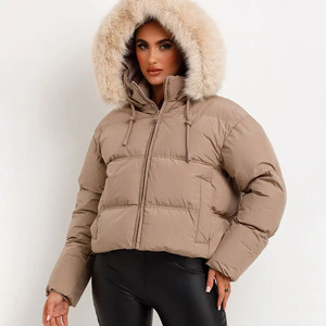 Veste matelassée en pierre personnalisée de haute qualité OEM pour femmes Veste matelassée à capuche en fausse fourrure avec fermeture éclair complète Bulle matelassée Détachable pour l'hiver - Product Image 1