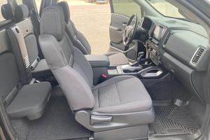 Nissan Frontier SV King Cab 4x4 V6 Power 2024 Usada Premium, Tracción en las Cuatro Ruedas, Equipamiento de Alta Gama - Product Image 5