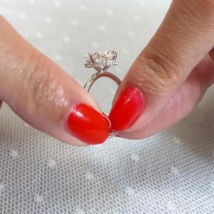 Anillo de Compromiso con Diamante de Laboratorio de 2.65ct, Corte Cojín, con Halo Oculto, Certificado IGI, en Oro y Platino - Product Image 3