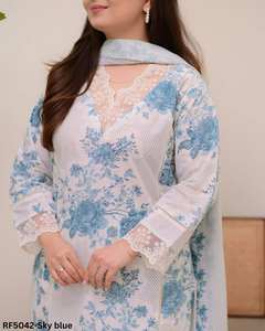 Ensemble kurti luxueux à imprimé floral en rayonne et coton, trois pièces avec détails en dentelle délicate, pantalon droit et dupatta imprimé - Product Image 4