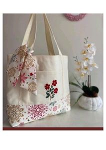 Sac fourre-tout en toile de coton à bordure florale festive avec détail de cravate en écharpe en crème avec des accents rouges et dorés, élégant pour le transport quotidien - Product Image 3
