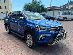 Camioneta Usada HILUX 2021, Diésel Turbo, Automática, R19, Aleación de Aluminio, Asientos de Cuero, Volante a la Derecha, Azul Metálico, Especificaciones TRD - Product Image 4
