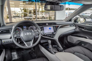 LISTO + TO + ENVÍO usado 2018 Toyota Cam-ry Hyb-rid LE FWD Sedán de sofá de cuero cuidadosamente usado con cámara trasera Gas/eléctrico - Product Image 2