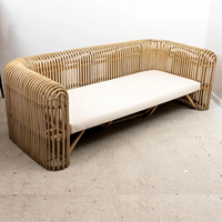 Modernes Handgewebtes Rattan-Sofa - Minimalistisches Boho-Sofa mit Kissen für Innen- und Terrassennutzung
