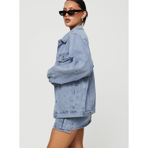 Veste en jean coupe ample style vintage pour femme à manches longues avec poches à rabat et décoration de boutons Techniques lavées et teintes - Product Image 2